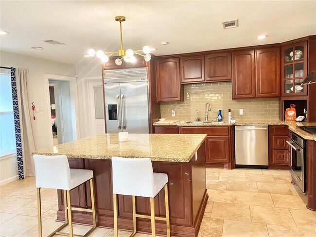 Building Photo - 729 Camelot Ln