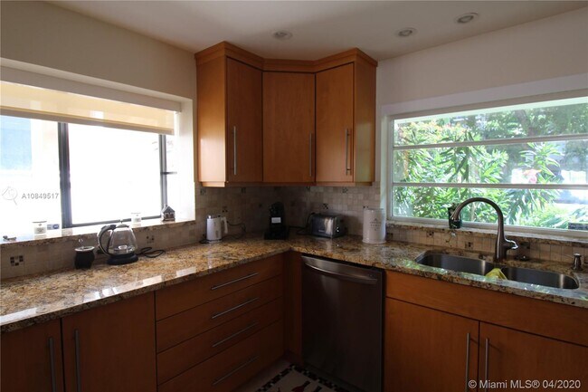Building Photo - 3853 NE 170th St