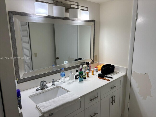 Foto del edificio - 10806 N Kendall Dr