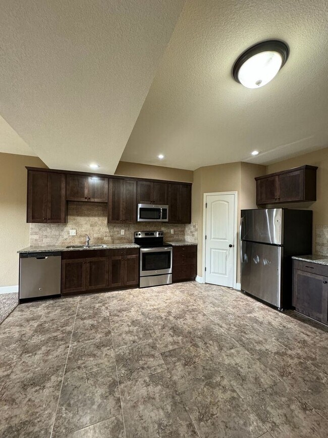 Foto del edificio - Spacious 3 Bed 2.5 Bath with Stainless Ste...