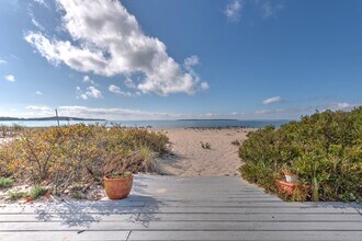 Building Photo - 21 E Beach Dr