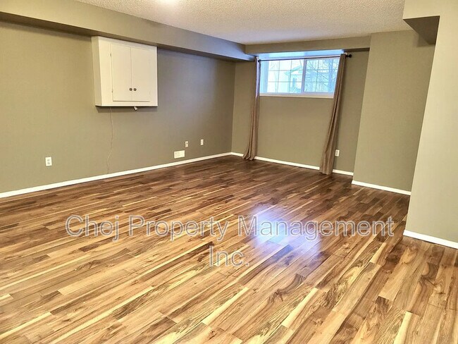 Photo du bâtiment - 148 Brintnell Blvd NW