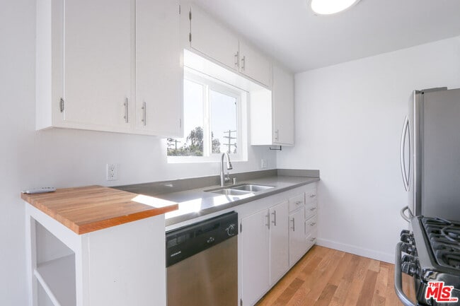 Building Photo - 609 Hayworth Ave