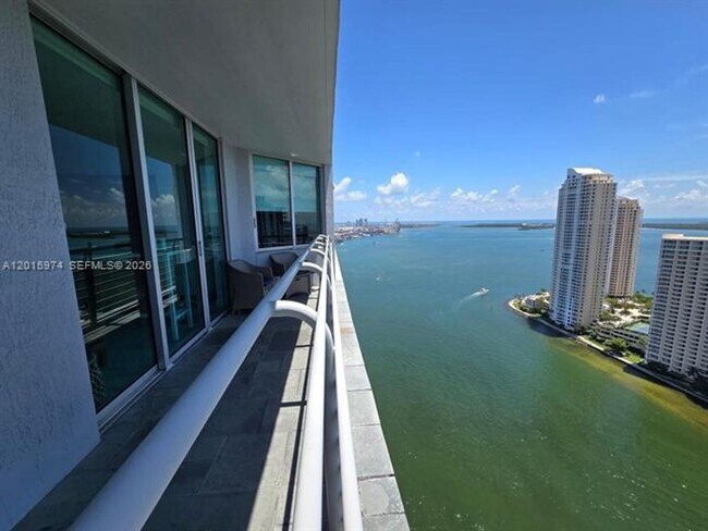 Foto del edificio - 325 S Biscayne Blvd