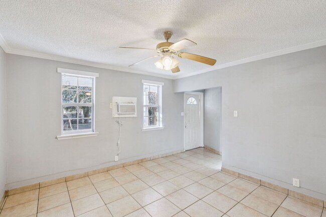 Building Photo - Classic 2 bedroom, 1 bathroom house apartment in Eustis.
