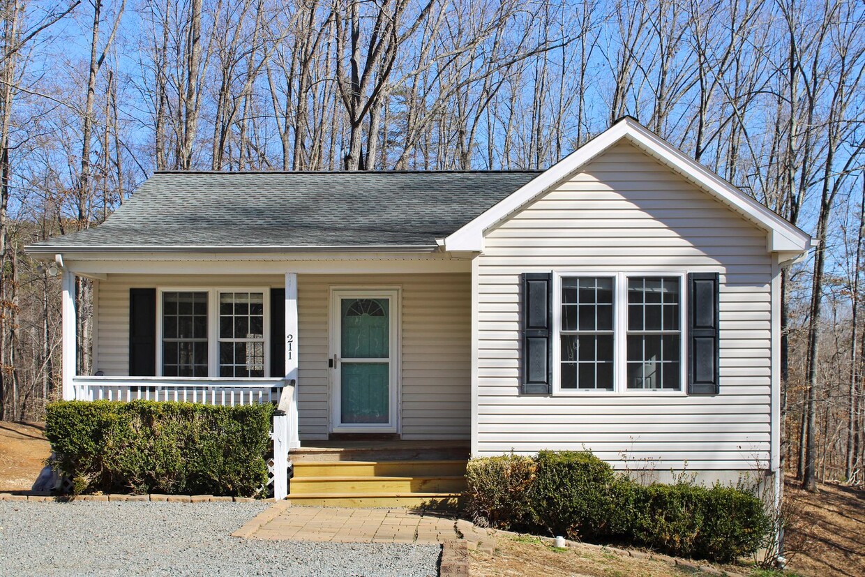 Primary Photo - Country Cottage on 3 acres