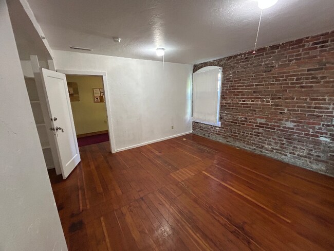 Foto del edificio - 834 Bay St