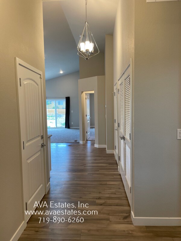 Building Photo - 970 S Knox Dr