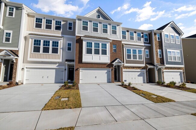 Foto del edificio - Available 08/15! Spacious Townhome in Prime Andrew Chapel Community