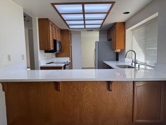 Foto del edificio - Roseville home with large backyard