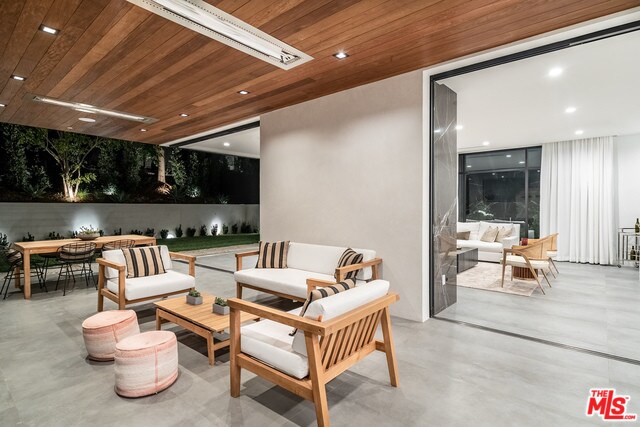 Building Photo - 2401 S Beverly Dr