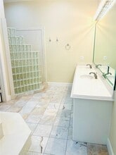 Building Photo - 807 Kipp Ave