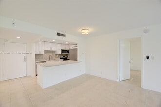 Building Photo - 200 Lakeview Dr