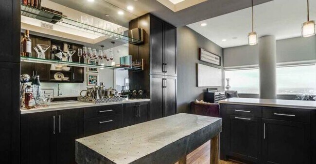 Building Photo - 1 bedroom in Dallas TX 75201
