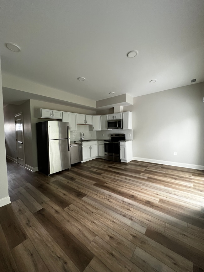 Building Photo - Marion Gardens Townhomes - New Baldwinsvil...