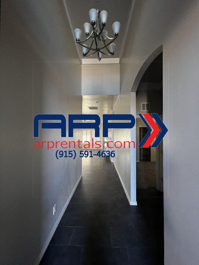 Foto del edificio - BEAUTIFUL EASTSIDE HOME Open House 09/02/2023 from 1:00pm to  1:30pm