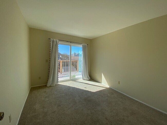 Building Photo - Spacious 5 Bed/4 Bath~