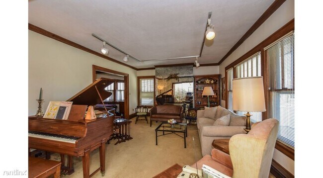 Foto del edificio - 3 br, 1 bath Triplex - 2975 N Downer Ave