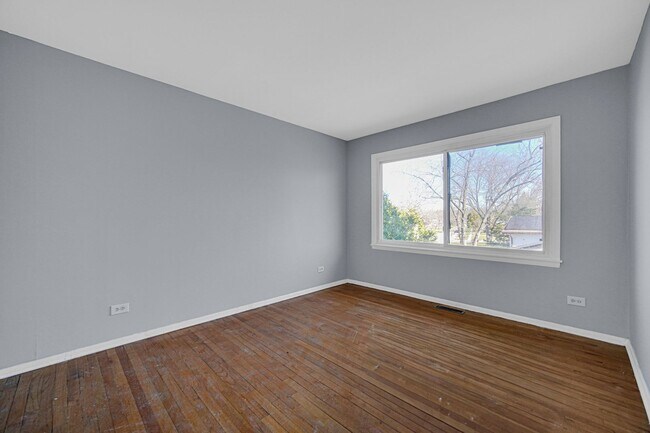 Foto del edificio - Spacious 4-Bedroom Split-Level in University Park
