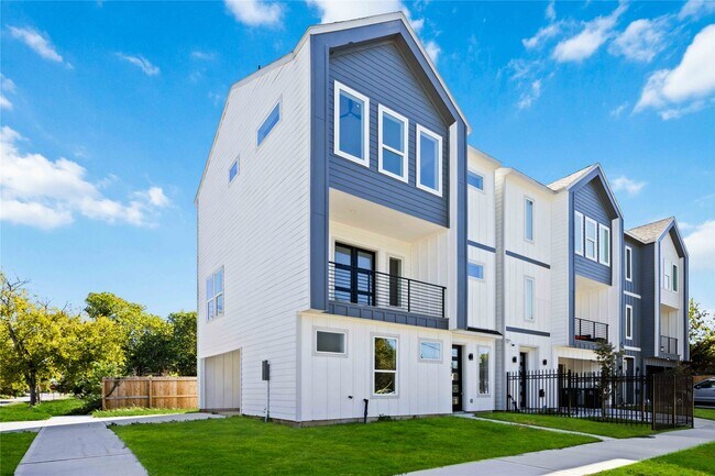 Building Photo - 3022 Drew St