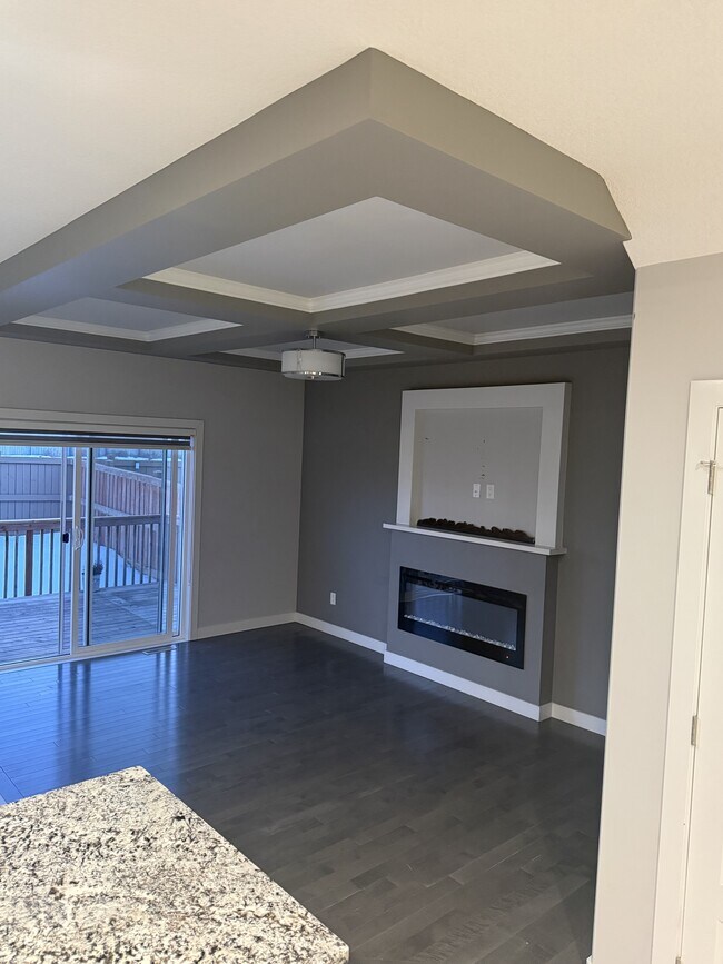 Photo du bâtiment - 6511-167A 167A Ave NW