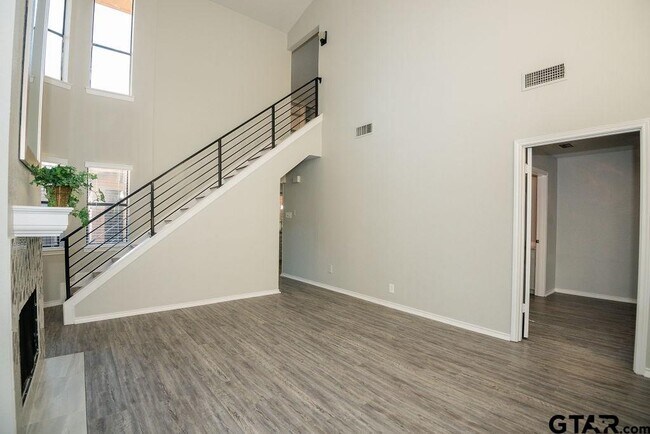 Foto del edificio - 5911 Hollytree Dr