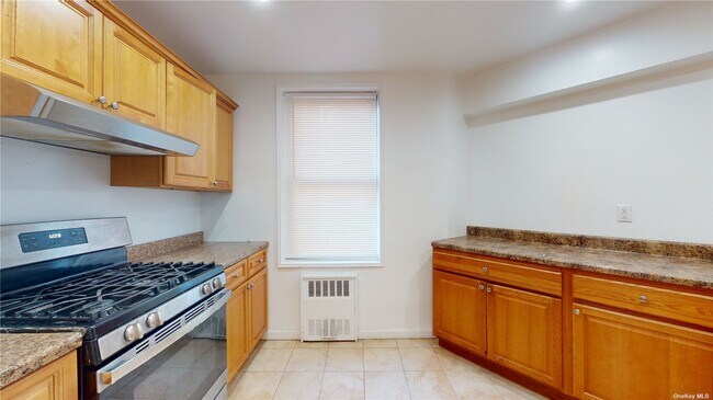 Foto del edificio - 66-15 Thornton Pl