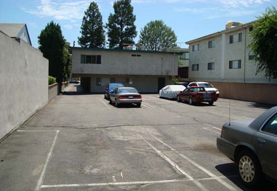 Estacionamiento - 11821 Magnolia Blvd.