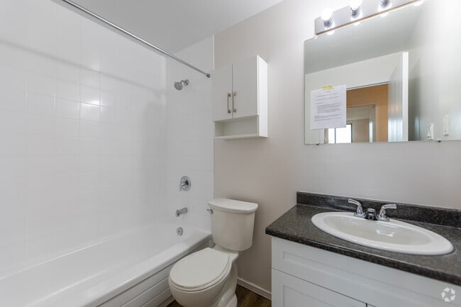 2BR, 1BA - 900SF - Bathroom - Highview Glen