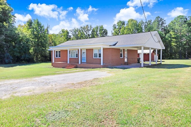 Building Photo - Spacious BRICK RANCH on large lot *GREAT G...