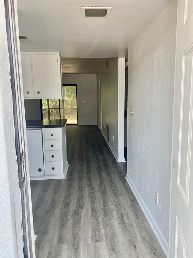 Foto del edificio - Centrally Located Condo