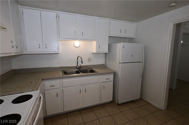 Building Photo - 2200 Marlin Ave