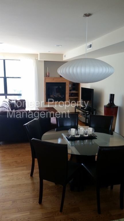 Building Photo - Modern Town home in Five Points