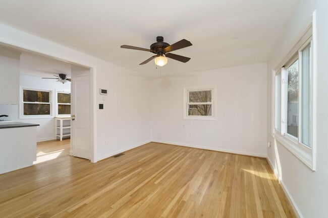 Foto del edificio - Quaint 2 Bedroom 2 Bath Cottage Style Home Near Rock Creek in Bethesda