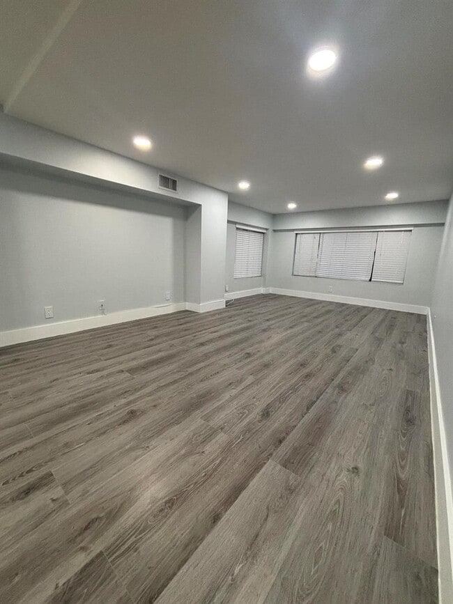 Building Photo - 4725 SW 62nd Ave