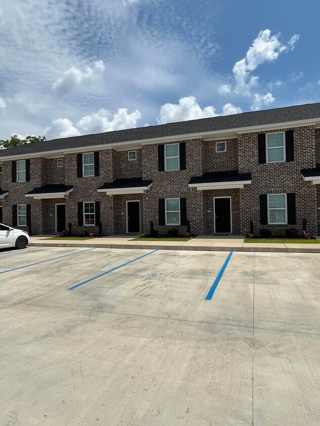 1200 W Festival Drive, Florence, SC 29501 Townhome Rentals in