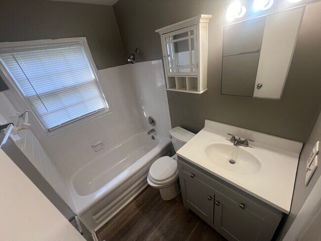 Building Photo - 3/1 Home with recent updates