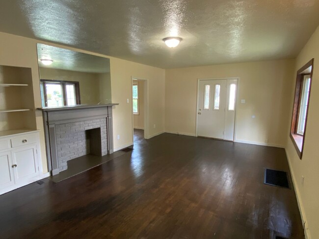 Building Photo - Beautiful 2 Bedroom with Hardwood Floors