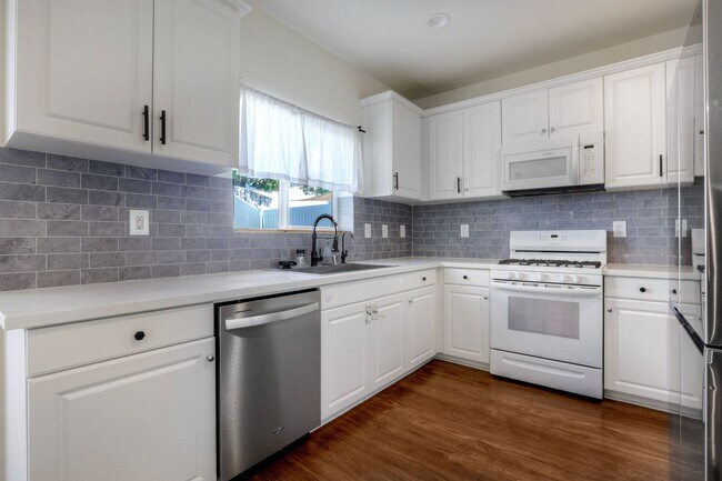 Foto del edificio - Beautiful Horse Creek Ridge Spacious 3 Bed / 2.5 Bath Home in Fallbrook with Solar