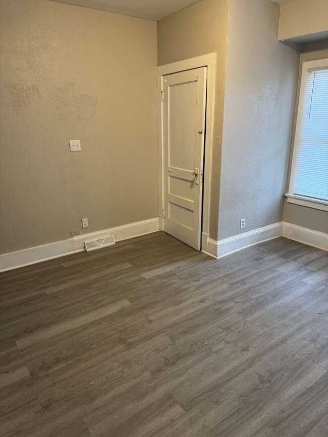 Building Photo - "Milwaukee Duplex: 3 Bedroom 1 Full Bath Lower