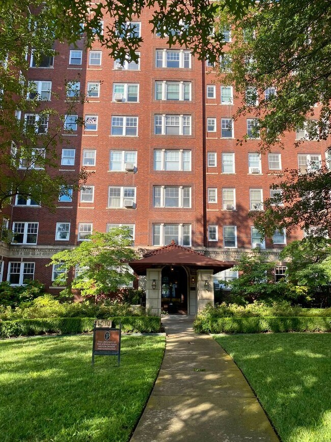 Building Photo - Gorgeous Condo in Sophian Plaza!