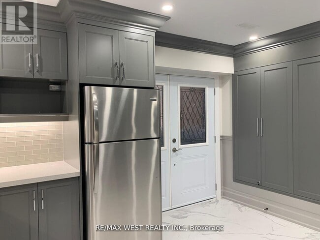 Building Photo - 1495 King St W