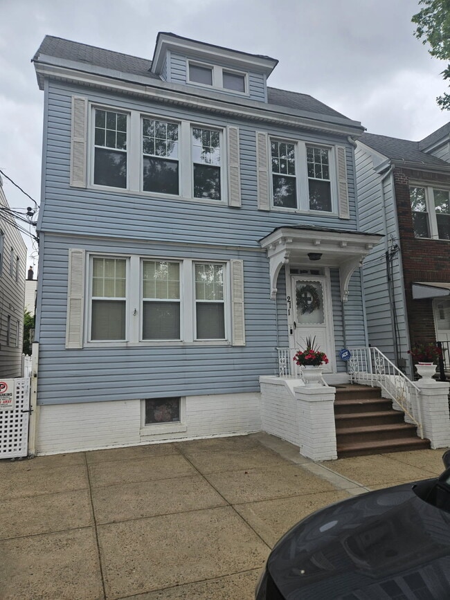 Building Photo - 211 McAdoo Ave