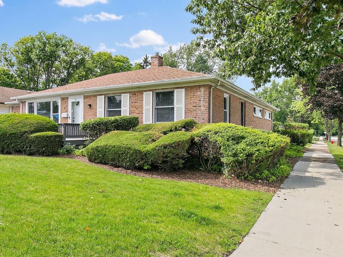 Primary Photo - 152 E Daniels Rd