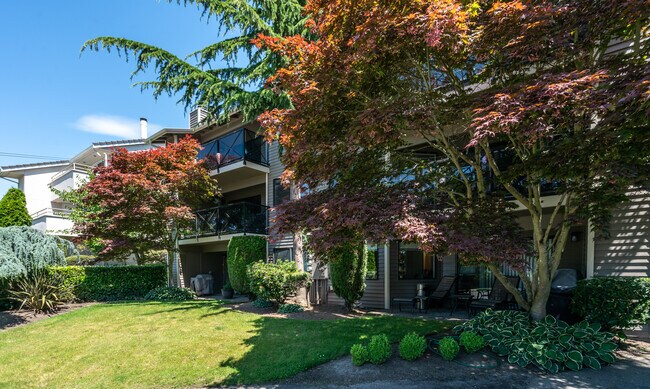 Building Photo - 6218 Lakeview Dr