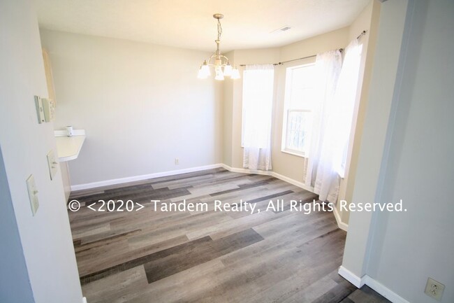 Building Photo - 512 Selsey Court S