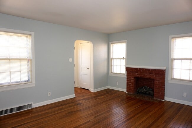 Building Photo - Beautiful home near College Hill!