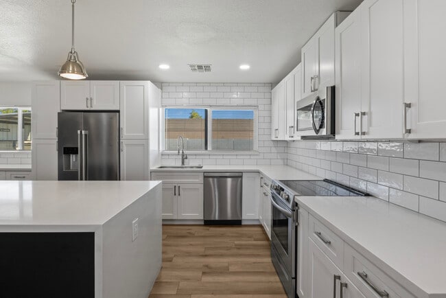 Foto del edificio - 2166 E Greenway Dr