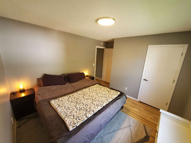 Building Photo - 4 bed 2 bath Comfortable and spacious single-family house, in NE Minneapolis