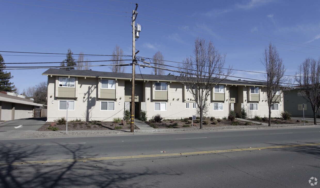 Building Photo - 680 Lincoln Ave